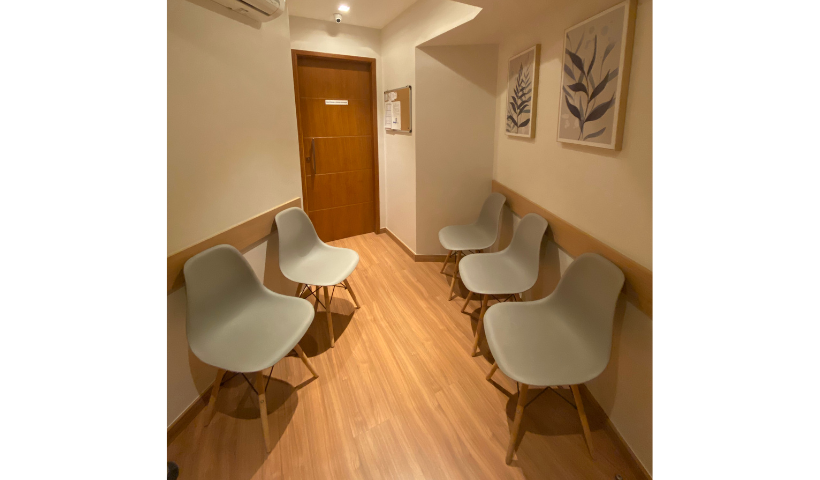 Sala de espera com cadeiras e quadros na parede