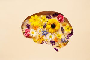 cérebro com o interior preenchido por flores